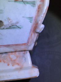 Une paire de vases en porcelaine de Chine famille rose et faux marbre, Qianlong