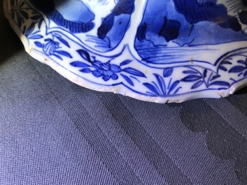 Une paire de vases couverts en porcelaine de Chine bleu et blanc, Kangxi