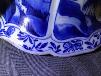 Une paire de vases couverts en porcelaine de Chine bleu et blanc, Kangxi
