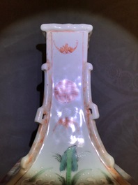 Une paire de vases en porcelaine de Chine famille rose et faux marbre, Qianlong