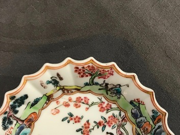 Een Chinese famille rose kop en schotel met vissers, Yongzheng