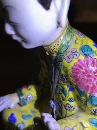 Een Chinees famille rose model van een dame, Yongzheng