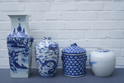 Drie Chinese blauwwitte vazen en een dekselpot, 19/20e eeuw