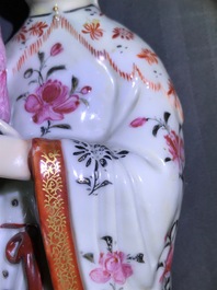 Een paar Chinese famille rose kandelaars in de vorm van dames, Qianlong