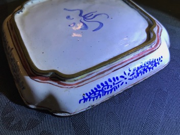Quatre soucoupes de forme carr&eacute; en &eacute;maux de Canton, Qianlong