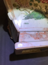 Une paire de vases en porcelaine de Chine famille rose et faux marbre, Qianlong