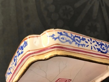 Quatre soucoupes de forme carr&eacute; en &eacute;maux de Canton, Qianlong