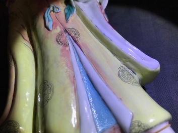 Une figure de Magu en porcelaine de Chine famille rose, Qianlong