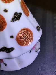 Een paar Chinese famille rose kandelaars in de vorm van dames, Qianlong
