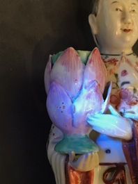 Een paar Chinese famille rose kandelaars in de vorm van dames, Qianlong