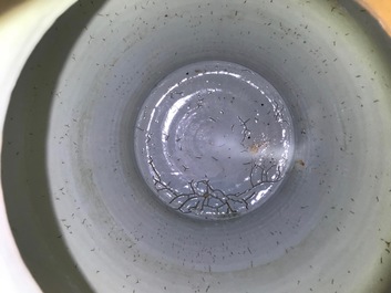 Une paire de grands vases couverts en porcelaine de Chine bleu et blanc, 19&egrave;me
