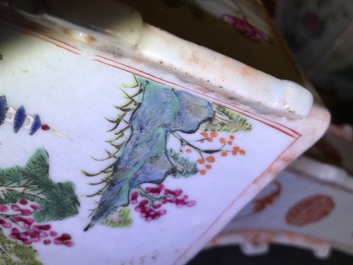 Une paire de vases en porcelaine de Chine famille rose et faux marbre, Qianlong