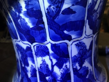 Une paire de vases couverts en porcelaine de Chine bleu et blanc, Kangxi