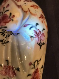 Een paar Chinese famille rose kandelaars in de vorm van dames, Qianlong