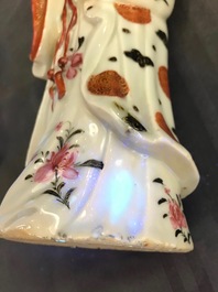 Een paar Chinese famille rose kandelaars in de vorm van dames, Qianlong