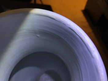 Une paire de vases couverts en porcelaine de Chine bleu et blanc, Kangxi