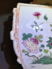 Une paire de vases en porcelaine de Chine famille rose et faux marbre, Qianlong