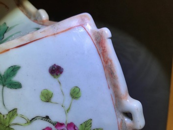 Une paire de vases en porcelaine de Chine famille rose et faux marbre, Qianlong