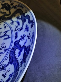 Een Chinese blauwwitte 'draken' schotel, Qianlong merk, 19e eeuw