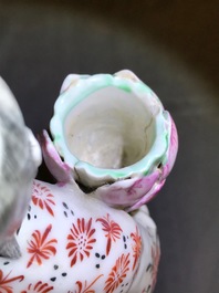 Een paar Chinese famille rose kandelaars in de vorm van dames, Qianlong