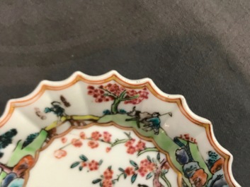 Een Chinese famille rose kop en schotel met vissers, Yongzheng