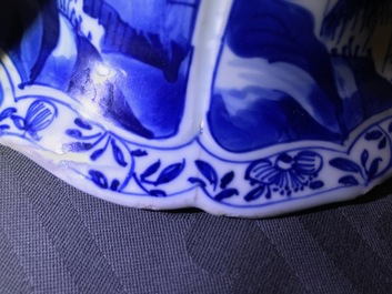 Une paire de vases couverts en porcelaine de Chine bleu et blanc, Kangxi