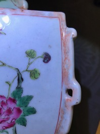 Une paire de vases en porcelaine de Chine famille rose et faux marbre, Qianlong