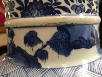 Une paire de vases couverts en porcelaine de Chine bleu et blanc, Kangxi