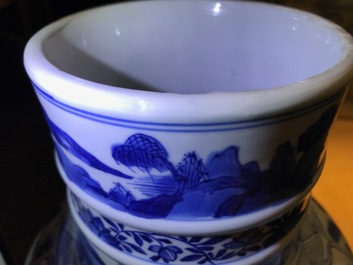 Une paire de vases couverts en porcelaine de Chine bleu et blanc, Kangxi