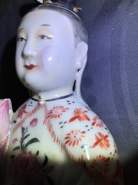 Een paar Chinese famille rose kandelaars in de vorm van dames, Qianlong
