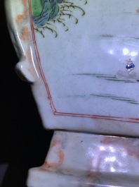 Une paire de vases en porcelaine de Chine famille rose et faux marbre, Qianlong