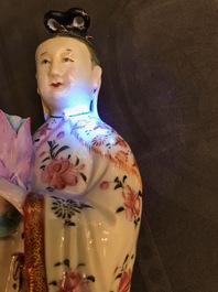 Een paar Chinese famille rose kandelaars in de vorm van dames, Qianlong