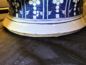 Une paire de grands vases couverts en porcelaine de Chine bleu et blanc, 19&egrave;me