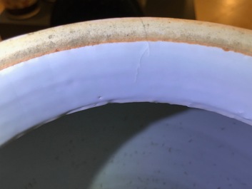 Une paire de grands vases couverts en porcelaine de Chine bleu et blanc, 19&egrave;me