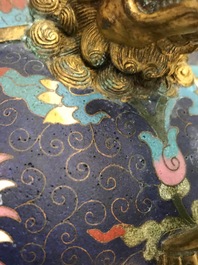 Een grote Chinese cloisonn&eacute; wierookbrander met lotusslingers, Ming/Qing