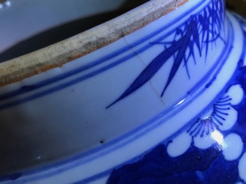 Une paire de grands vases couverts en porcelaine de Chine bleu et blanc, 19&egrave;me