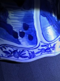 Une paire de vases couverts en porcelaine de Chine bleu et blanc, Kangxi