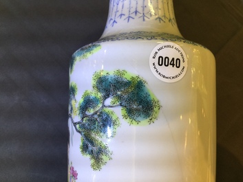 Een Chinese famille rose vaas met een wijze en zijn dienaar, Qianlong merk, Republiek, 20e eeuw