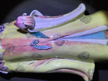 Une figure de Magu en porcelaine de Chine famille rose, Qianlong