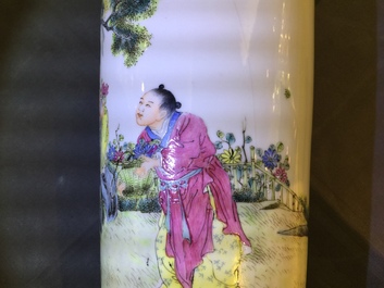 Een Chinese famille rose vaas met een wijze en zijn dienaar, Qianlong merk, Republiek, 20e eeuw