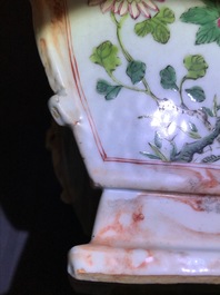 Une paire de vases en porcelaine de Chine famille rose et faux marbre, Qianlong