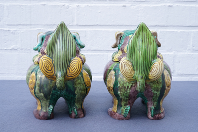 Een paar Chinese sancai wierookbranders in de vorm van Boeddhistische leeuwen, 20e eeuw