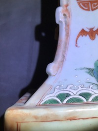 Une paire de vases en porcelaine de Chine famille rose et faux marbre, Qianlong