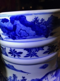 Une paire de vases couverts en porcelaine de Chine bleu et blanc, Kangxi