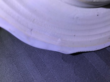 Une paire de vases couverts en porcelaine de Chine bleu et blanc, Kangxi