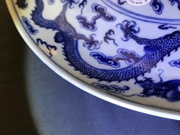 Een Chinese blauwwitte 'draken' schotel, Qianlong merk, 19e eeuw