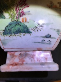 Une paire de vases en porcelaine de Chine famille rose et faux marbre, Qianlong