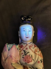 Een paar Chinese famille rose kandelaars in de vorm van dames, Qianlong