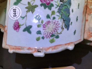 Une paire de vases en porcelaine de Chine famille rose et faux marbre, Qianlong
