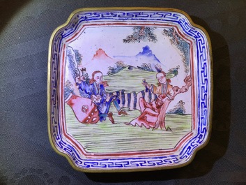 Quatre soucoupes de forme carr&eacute; en &eacute;maux de Canton, Qianlong